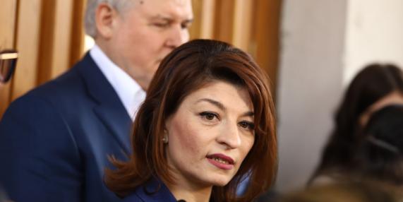 Атанасова бясна! Какво поиска от Радев